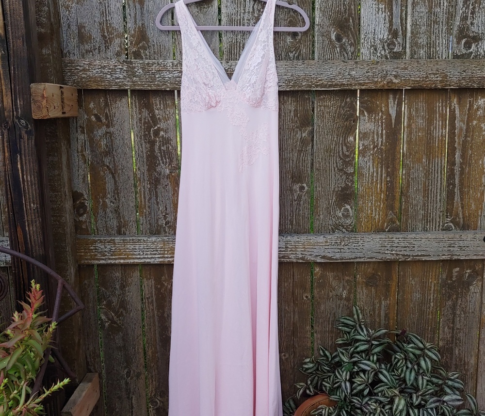 Gorgeous Vanity Fair Pink Lace Nightgown 34